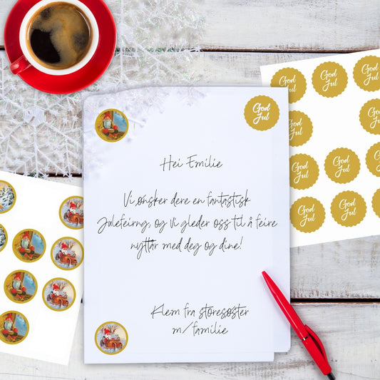 Pynt julekortene eller julepakkene med dekorative jule-stickers.