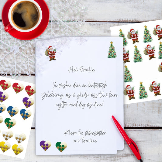 Pynt julekortene eller julepakkene med dekorative jule-stickers.