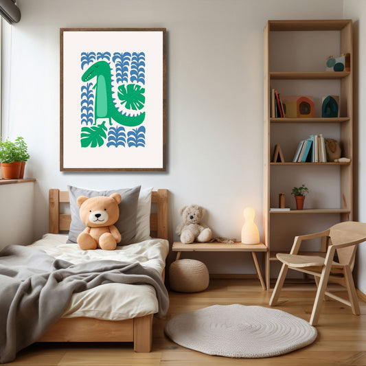 Denne morsomme illustrasjonen av en grønn dinosaur med et lekent bakgrunnsmønster er ideell for å tilføre rommet et dynamisk og kreativt preg. Illustrasjon viser plakat i ramme.