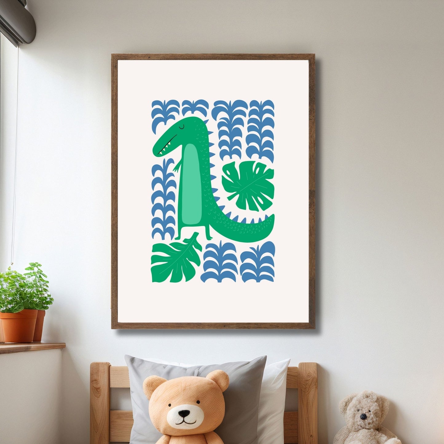 Denne morsomme illustrasjonen av en grønn dinosaur med et lekent bakgrunnsmønster er ideell for å tilføre rommet et dynamisk og kreativt preg. Illustrasjon viser plakat i ramme.