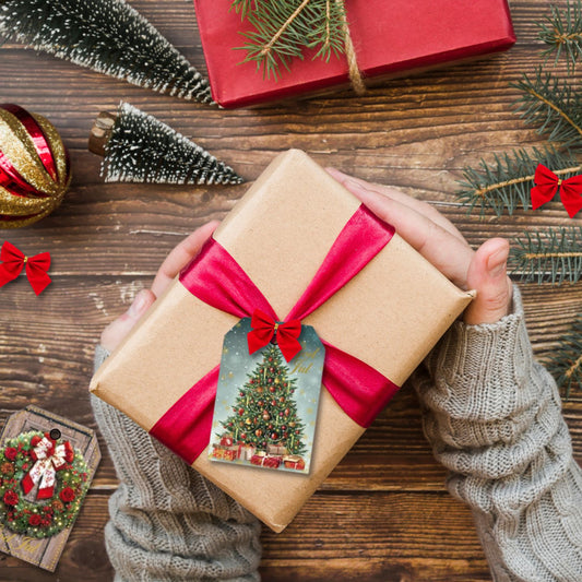 Merk julepakkene med dekorative gavelapper.