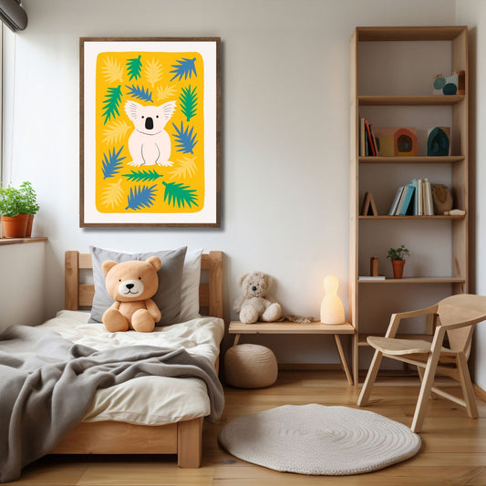 "Koala Bladverk Plakat" gir en rolig og koselig atmosfære med en søt koala omringet av bladverk i jordtoner. Illustrasjon viser plakat i ramme.