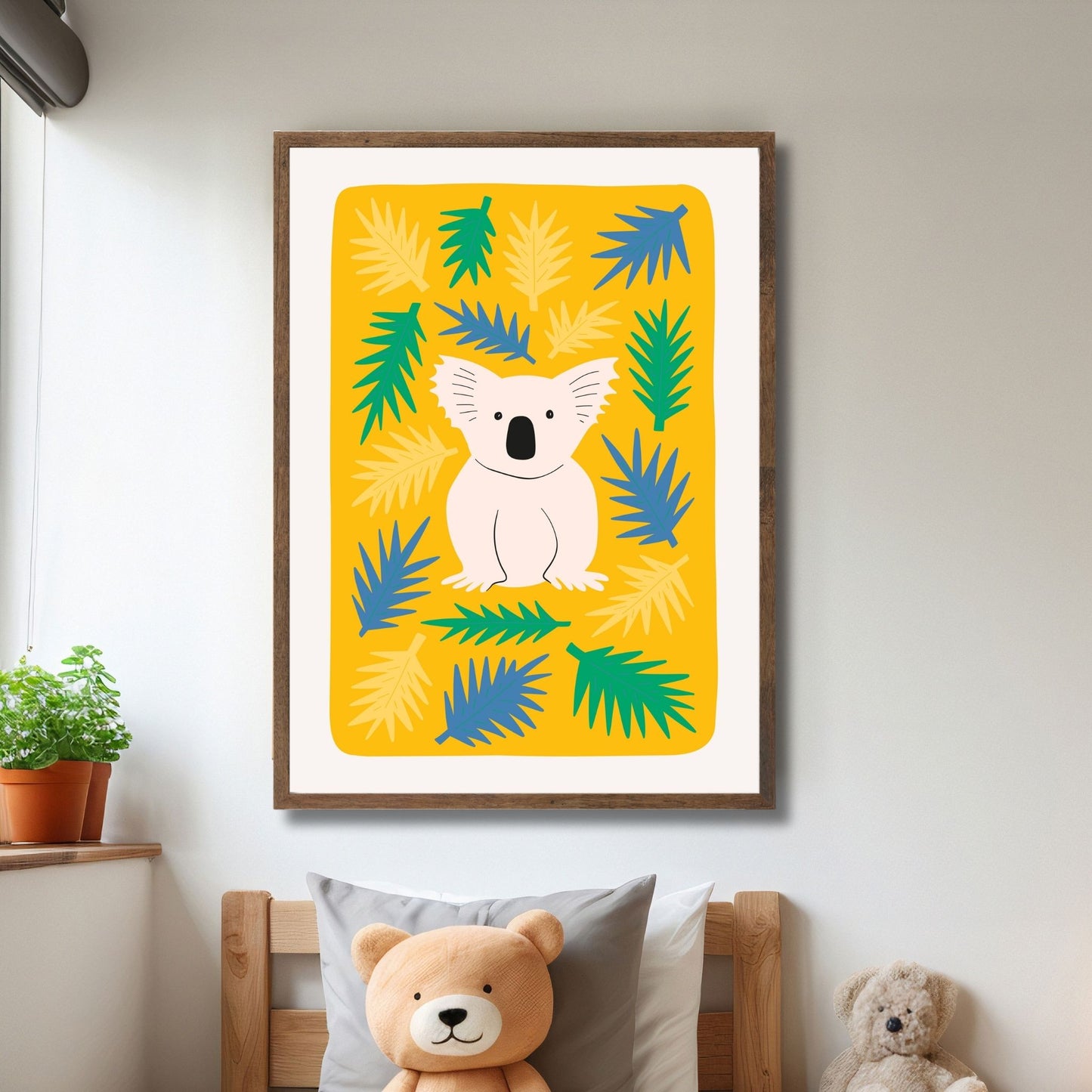 "Koala Bladverk Plakat" gir en rolig og koselig atmosfære med en søt koala omringet av bladverk i jordtoner. Illustrasjon viser plakat i ramme.