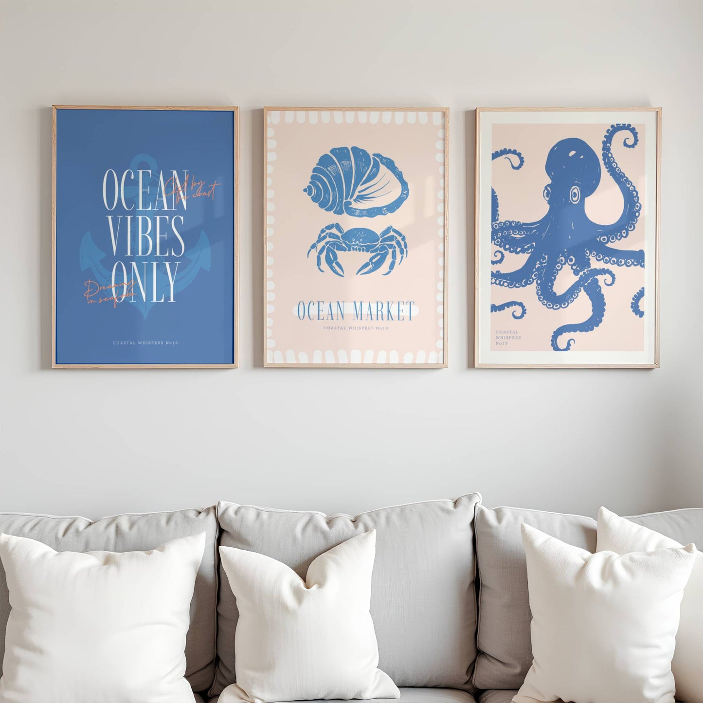 Illustrasjon viser 3 plakater fra serien Coastal Whispers på en gallerivegg.