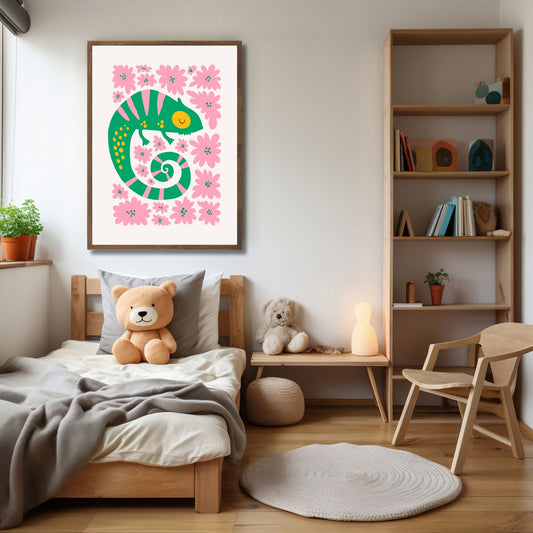 Denne plakaten viser en grønn kameleon omgitt av rosa blomster, perfekt for barn som liker fargerike og morsomme illustrasjoner. Illustrasjonen viser plakat i ramme.