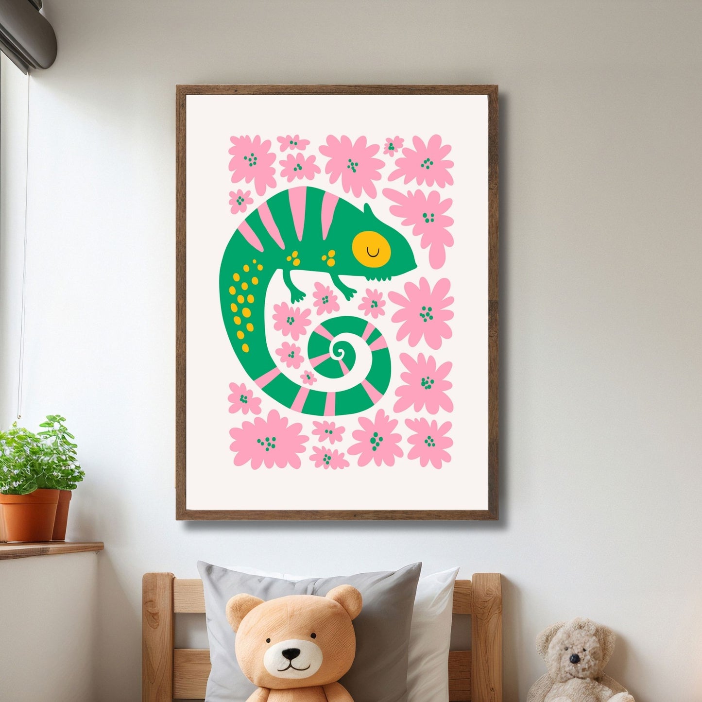 Denne plakaten viser en grønn kameleon omgitt av rosa blomster, perfekt for barn som liker fargerike og morsomme illustrasjoner. Illustrasjonen viser plakat i ramme.