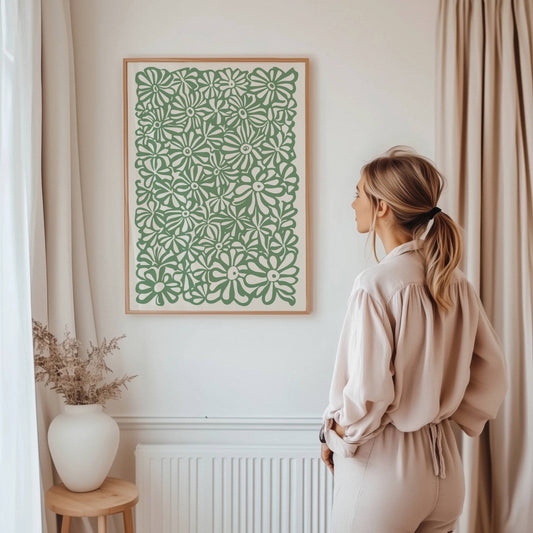 Fyll hjemmet ditt med naturens rytme og organisk eleganse med Botanical Flow – en kunstplakat med et stilisert blomstermønster i levende grønt på en lys bakgrunn. Illustrasjon viser plakat i eik ramme.