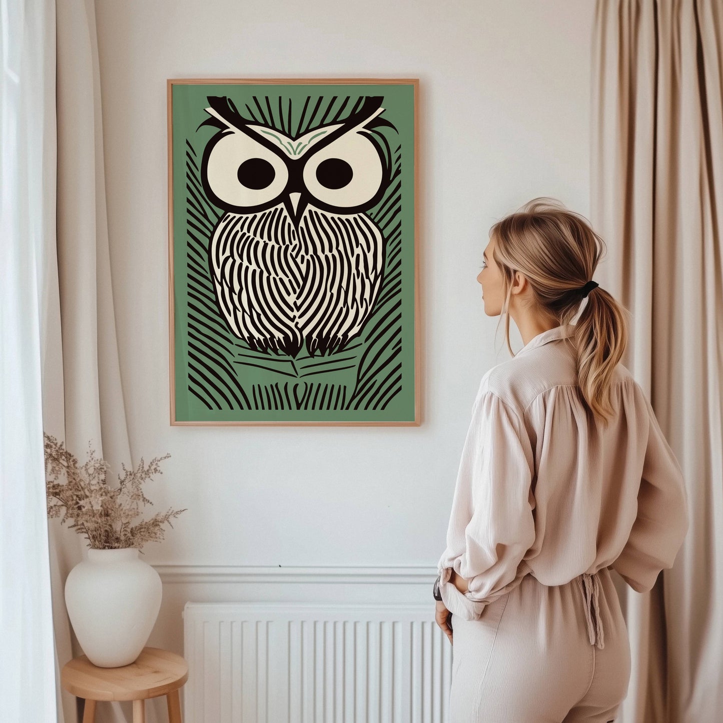 La mystikken og visdommen til nattens vokter pryde veggene dine med Night Owl – en moderne og grafisk kunstplakat som kombinerer stilrene linjer med naturens skjønnhet. Illustrasjon viser plakat i eik ramme.
