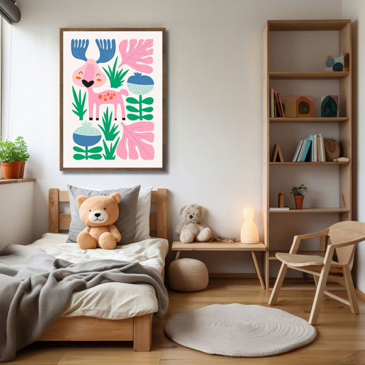 Denne sjarmerende plakaten viser en rosa elg omgitt av fargerike planter og blomster, som gir et fantasifullt og lyst uttrykk. Illustrasjon viser plakat i ramme.