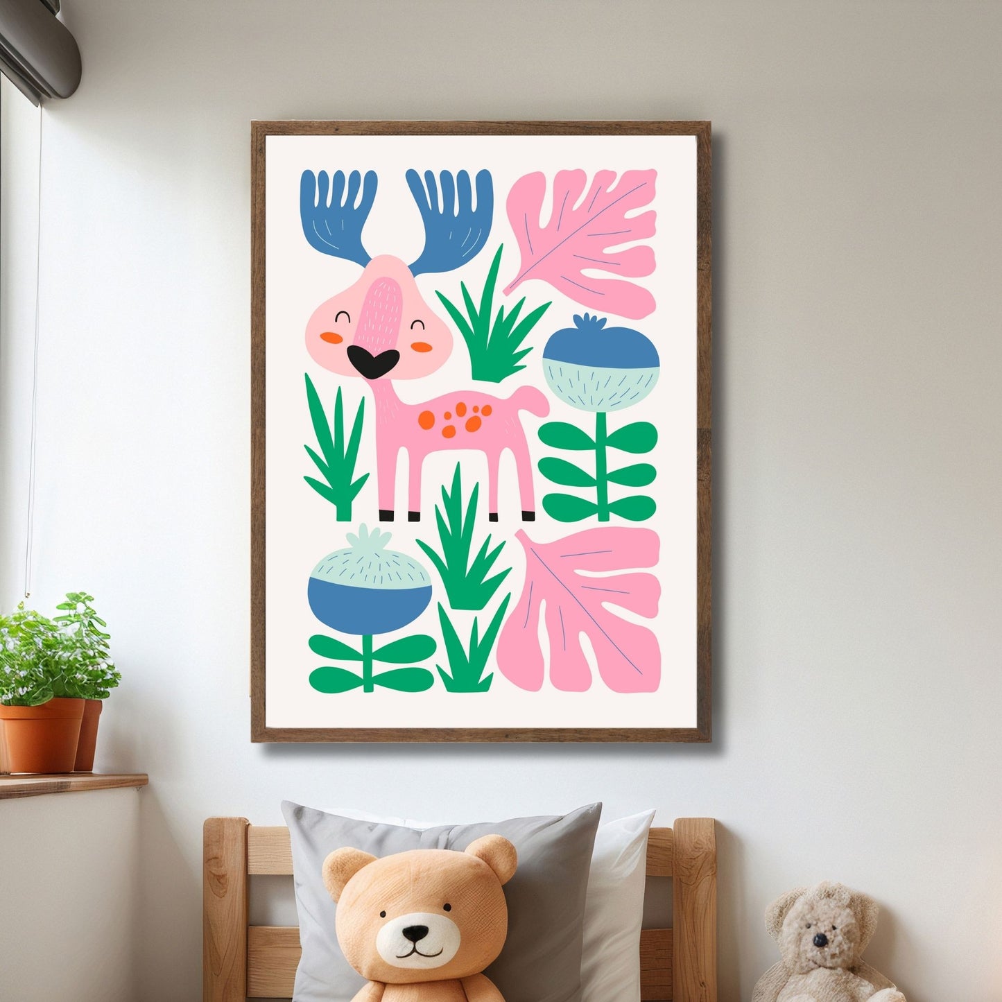 Denne sjarmerende plakaten viser en rosa elg omgitt av fargerike planter og blomster, som gir et fantasifullt og lyst uttrykk. Illustrasjon viser plakat i ramme.