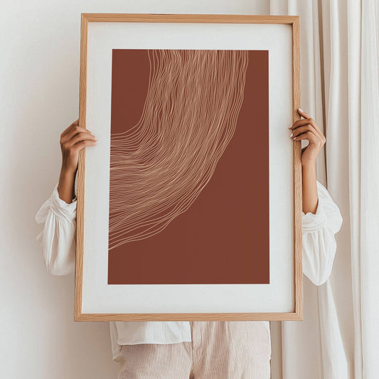 "Bølgenes Dans" er en abstrakt plakat som skaper en følelse av bevegelse og harmoni. De myke, bølgende linjene etterligner vannets strømninger eller vindens lek med sand, og gir et levende og organisk uttrykk. Illustrasjon viser plakat i eik ramme.