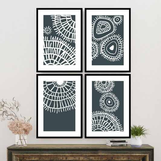 Grafiske plakater i hvit mønster og blå-grå bunnfarge. Plakatene har en hvit kant som gir dybde og fremhever motivet. Illustrasjonen viser alle fire plakater ssom henger å en vegg.