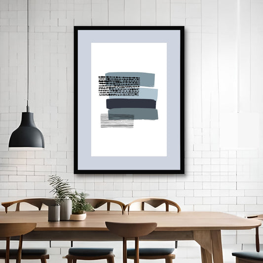 Grafisk plakat i abstrakt horisontalt stripete mønster i blått og grått på hvit bakgrunn. Plakaten har en grå kant som gir dybde og fremhever motivet. Illustrasjonen viser plakaten i sort ramme på en vegg ved siden av et spisebord.