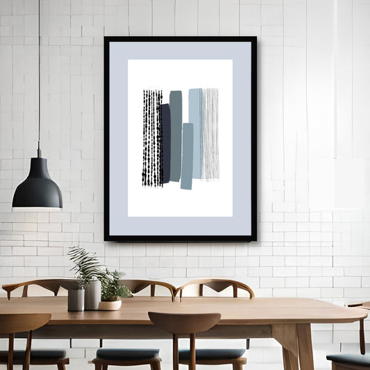 Grafisk plakat i abstrakt vertikalt stripete mønster i blått og grått på hvit bakgrunn. Plakaten har en grå kant som gir dybde og fremhever motivet. Illustrasjonen viser plakaten i sort ramme på en vegg ved siden av et spisebord.