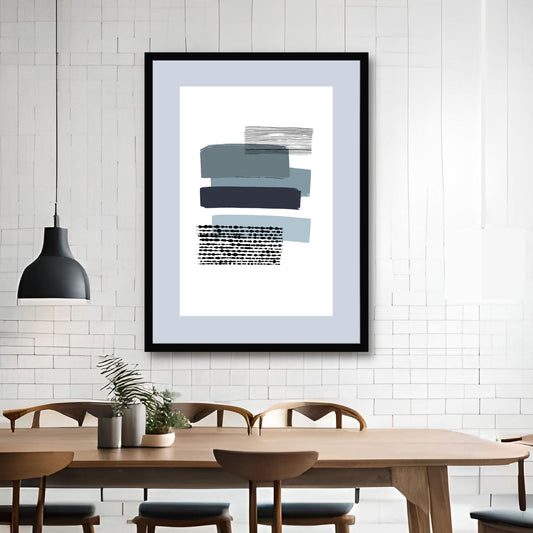 Grafisk plakat i abstrakt horisontalt stripete mønster i blått og grått på hvit bakgrunn. Plakaten har en grå kant som gir dybde og fremhever motivet. Illustrasjonen viser plakaten i sort ramme på en vegg ved siden av et spisebord.