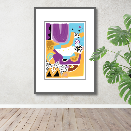 Grafisk kunst med abstrakt, multifarget mønster. Lilla, oransje, lys blå, hvit, brun og sort.. Bildet viser plakaten på vegg.