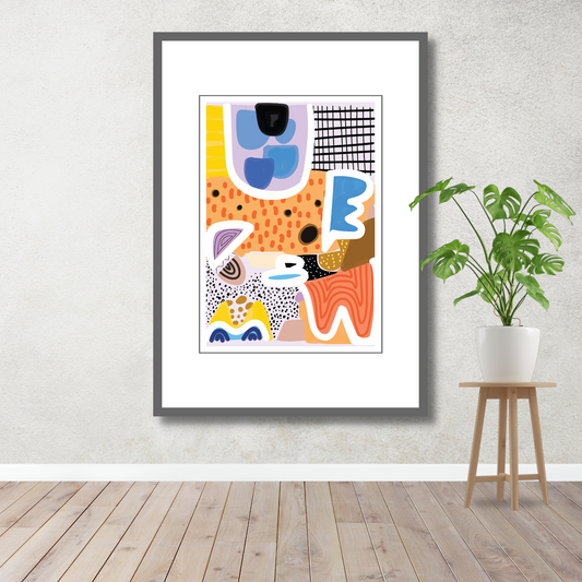 Grafisk kunst med abstrakt, multifarget mønster. Lilla, gul, oransje, lys blå, hvit, brun og sort. Bildet viser plakaten på vegg.