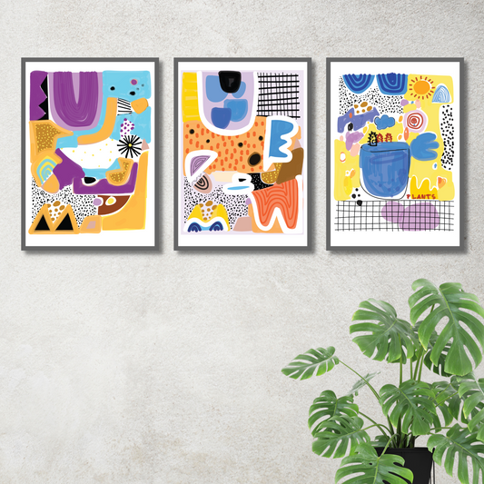 Serie med 3 grafiske motiver i abstrakt, multifarget mønster. Bildet viser plakater på vegg.