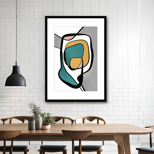 Grafisk plakat i abstrakte former i grønt, oransje, grå, hvit, svart og gammelrosa. Plakaten har en hvit kant som gir dybde og fremhever motivet. Illustrasjonen viser plakaten i sort ramme hengende på en vegg bak et spisebord.