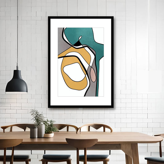 Grafisk plakat i abstrakte former i grønt, oransje, grå, hvit, svart og gammelrosa. Plakaten har en hvit kant som gir dybde og fremhever motivet. Illustrasjonen viser plakaten i sort ramme hengende på en vegg bak et spisebord.