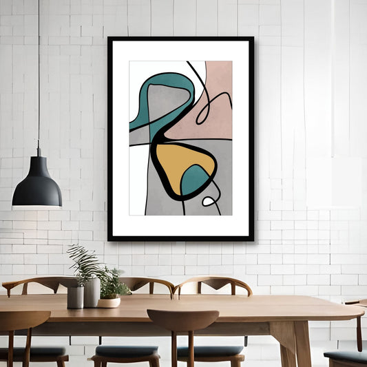 Grafisk plakat i abstrakte former i grønt, oransje, grå, hvit, svart og gammelrosa. Plakaten har en hvit kant som gir dybde og fremhever motivet. Illustrasjonen viser plakaten i sort ramme hengende på en vegg bak et spisebord.