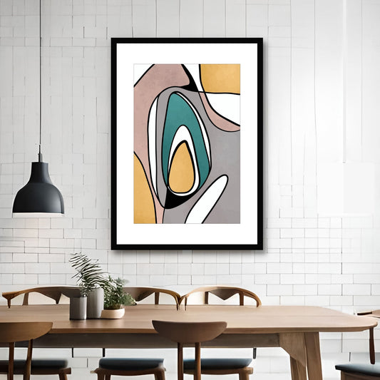 Grafisk plakat i abstrakte former i grønt, oransje, grå, hvit, svart og gammelrosa. Plakaten har en hvit kant som gir dybde og fremhever motivet. Illustrasjonen viser plakaten i sort ramme hengende på en vegg bak et spisebord.