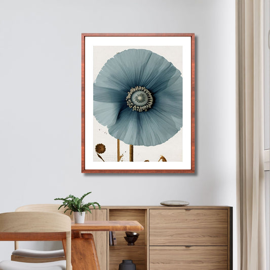 Abstract Floral grafisk akvarell i duse fargenyanser i brunt, blått og beige. Plakaten har en hvit, dekorativ kant. Illustrasjon viser plakat som henger i en ramme over et skap.