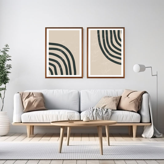 Abstrakt mønster med linjer i sort på beige bakgrunn. Plakatmotiv har en bred hvit kant som fremhever og gir dybde til motivet. Illustrasjonen viser Abstract Lines no4 og no5 i eikeramme ved siden av hverandre over en sofa.
