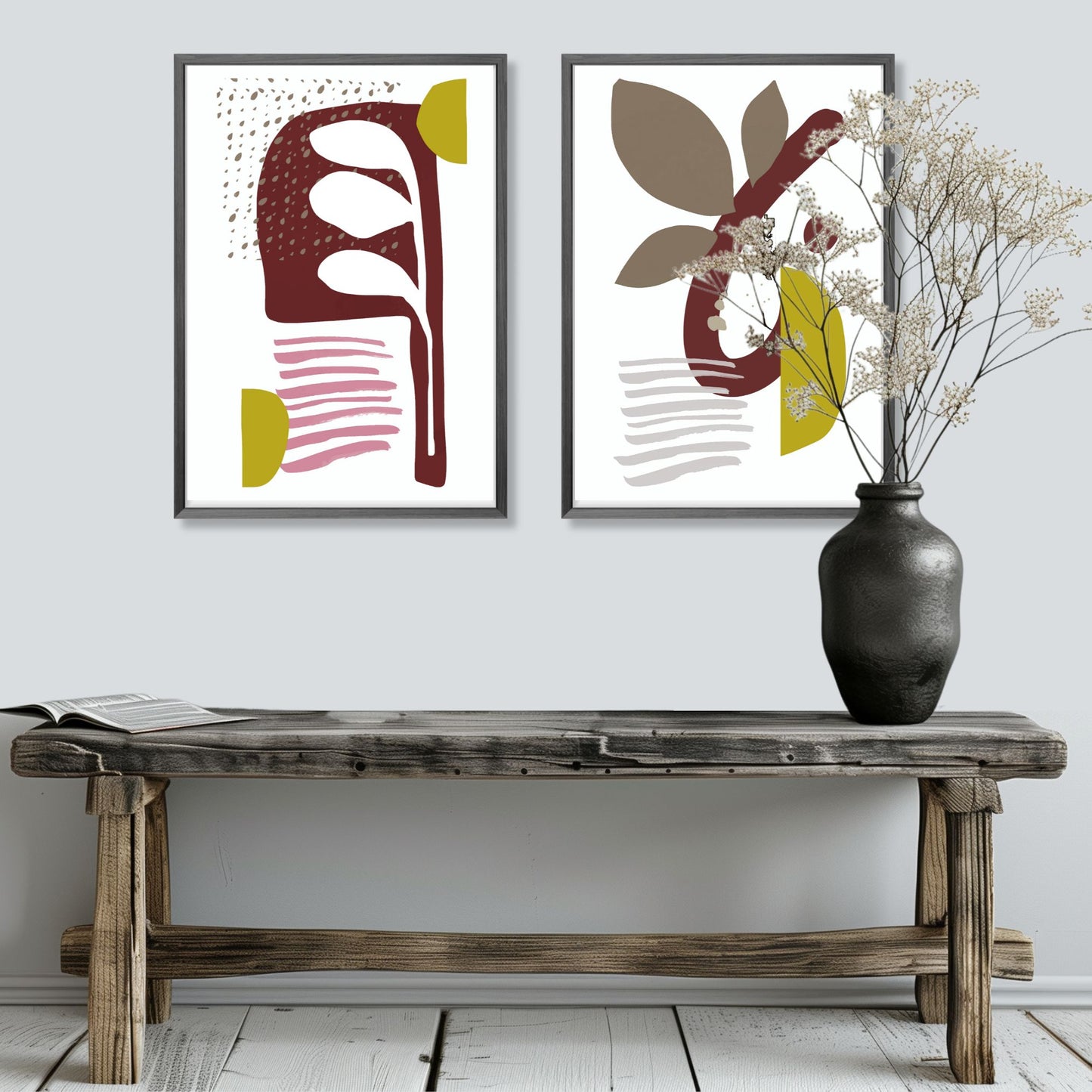 «Abstract Organic" plakatserie med 10 ulike motiv å velge mellom, bringer en følelse av ro og naturlig eleganse til ethvert rom. Hvert motiv i serie er utformet med organisk inspirasjon og hovedfargene burgunder, beige, brun, oker og sort. Illustrasjonen viser plakat no2 og no 9 i grå ramme som henger ved siden av hverandre.