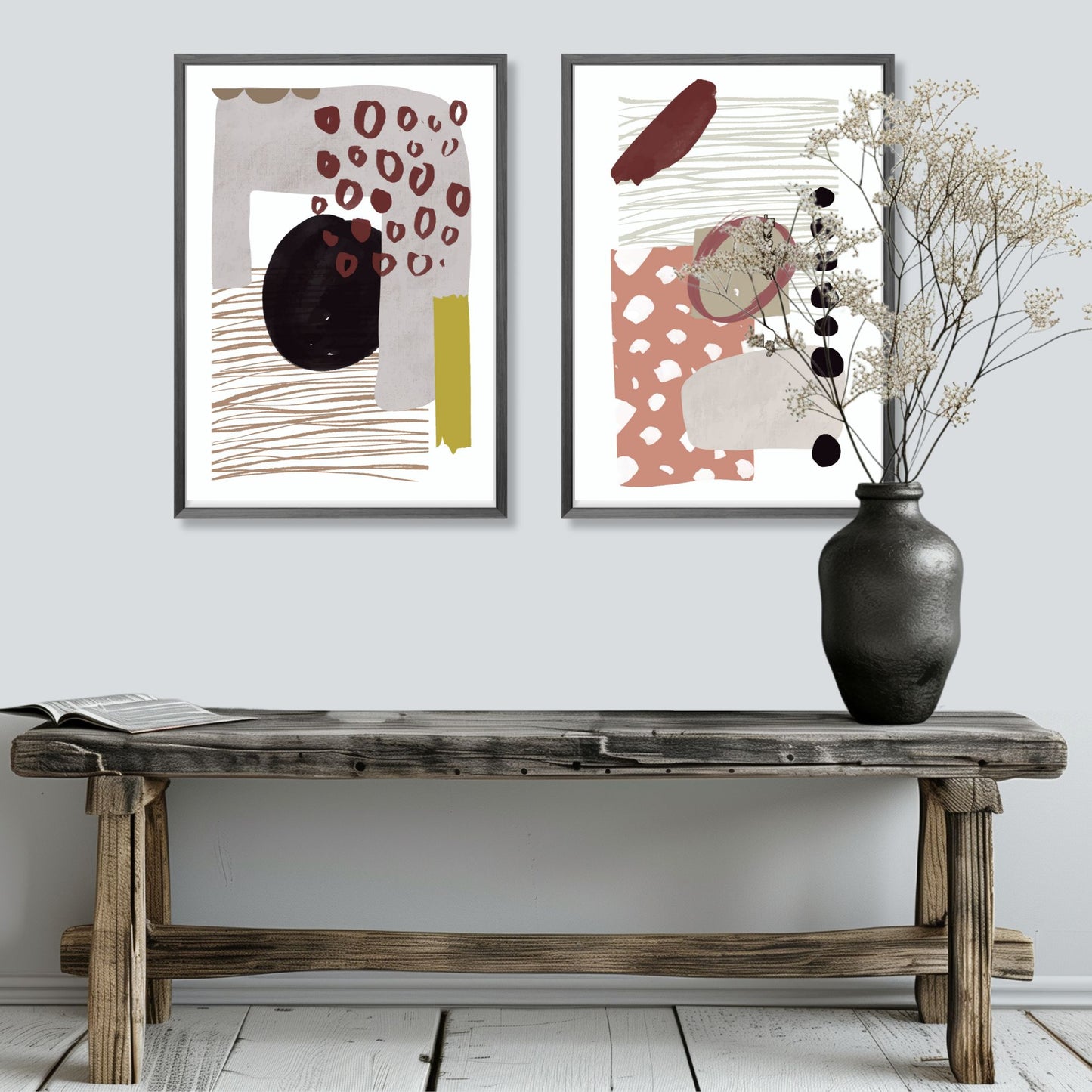«Abstract Organic" plakatserie med 10 ulike motiv å velge mellom, bringer en følelse av ro og naturlig eleganse til ethvert rom. Hvert motiv i serie er utformet med organisk inspirasjon og hovedfargene burgunder, beige, brun, oker og sort. Illustrasjonen viser plakat no4 og no 7 i grå ramme som henger ved siden av hverandre.