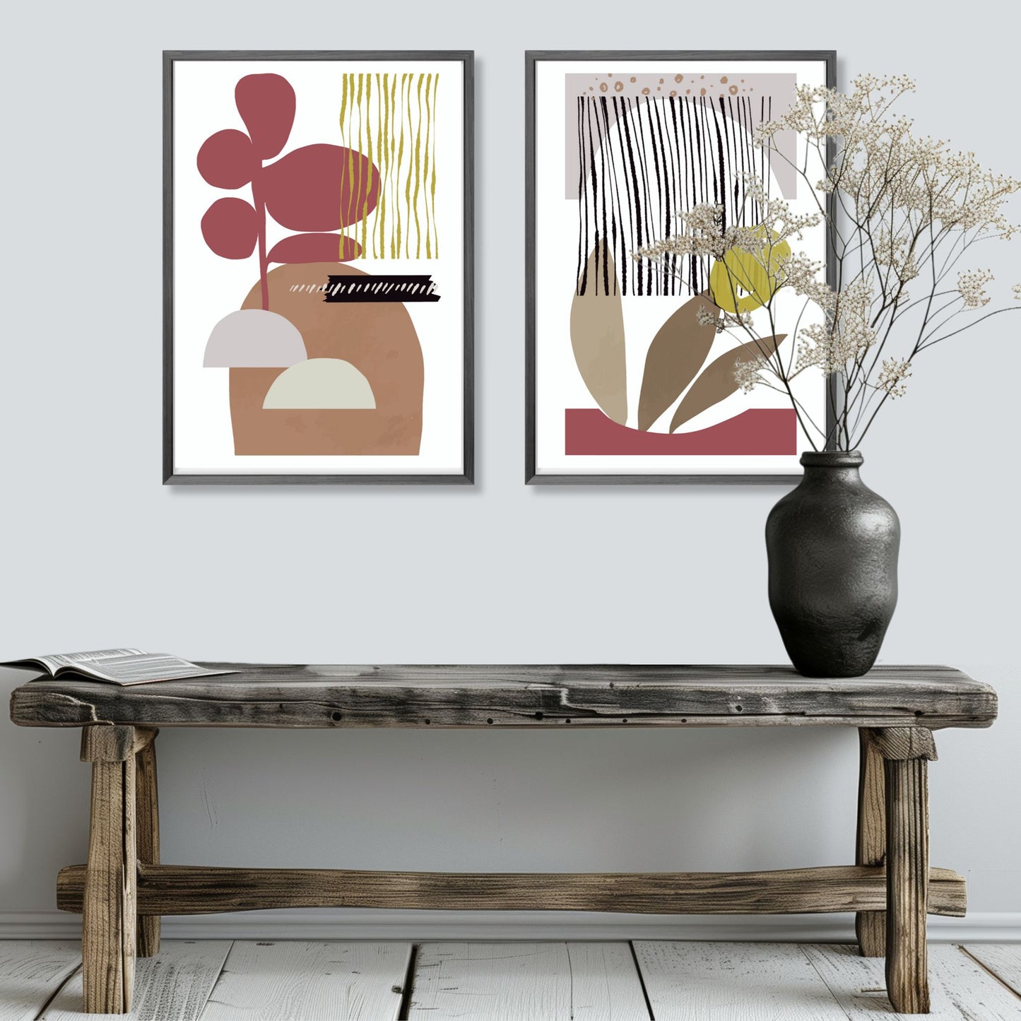 «Abstract Organic" plakatserie med 10 ulike motiv å velge mellom, bringer en følelse av ro og naturlig eleganse til ethvert rom. Hvert motiv i serie er utformet med organisk inspirasjon og hovedfargene burgunder, beige, brun, oker og sort. Illustrasjonen viser plakat no5 og no6 i grå ramme som henger ved siden av hverandre.