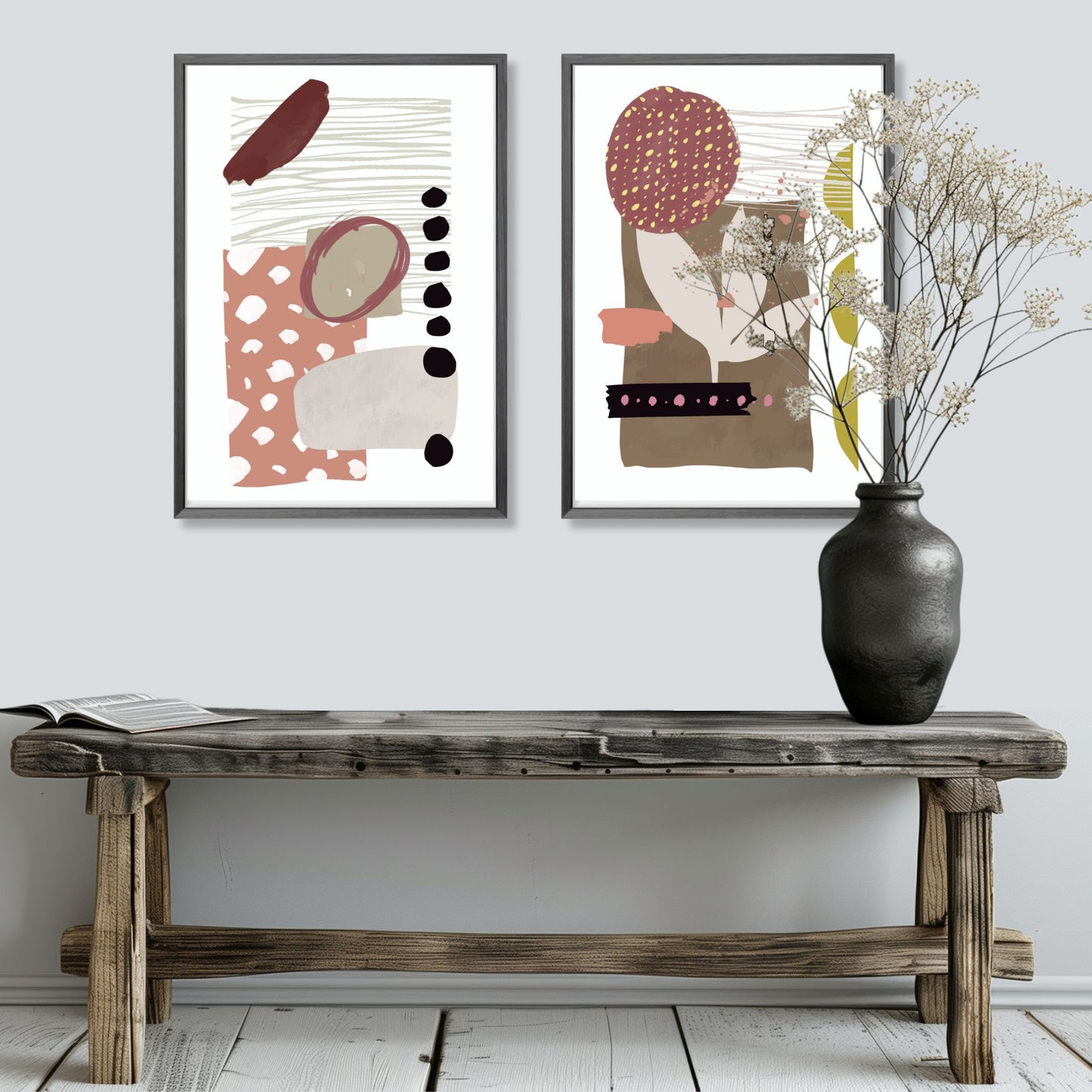 «Abstract Organic" plakatserie med 10 ulike motiv å velge mellom, bringer en følelse av ro og naturlig eleganse til ethvert rom. Hvert motiv i serie er utformet med organisk inspirasjon og hovedfargene burgunder, beige, brun, oker og sort. Illustrasjonen viser plakat no7 og no1 i grå ramme som henger ved siden av hverandre.