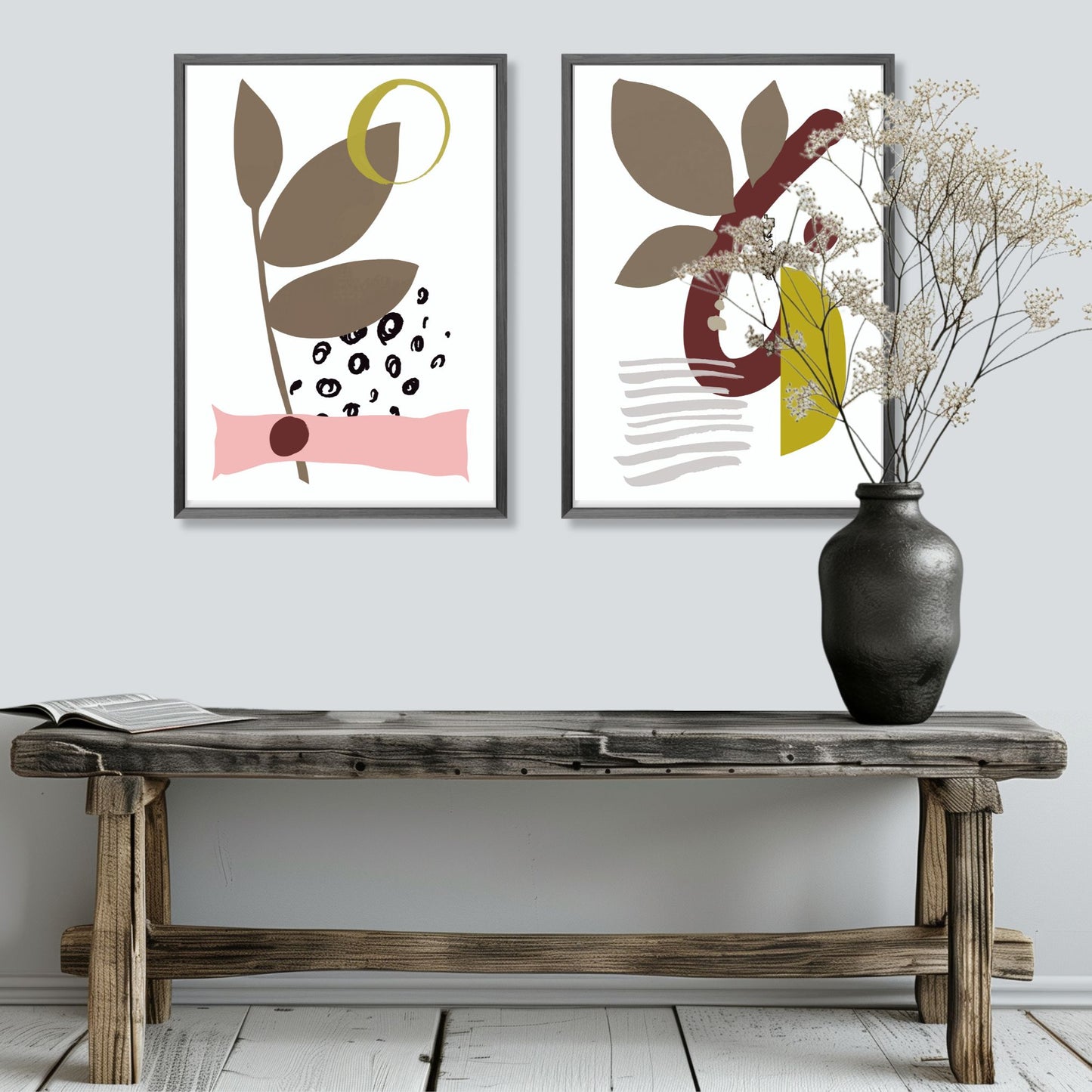«Abstract Organic" plakatserie med 10 ulike motiv å velge mellom, bringer en følelse av ro og naturlig eleganse til ethvert rom. Hvert motiv i serie er utformet med organisk inspirasjon og hovedfargene burgunder, beige, brun, oker og sort. Illustrasjonen viser plakat no8 og no9 i grå ramme som henger ved siden av hverandre.