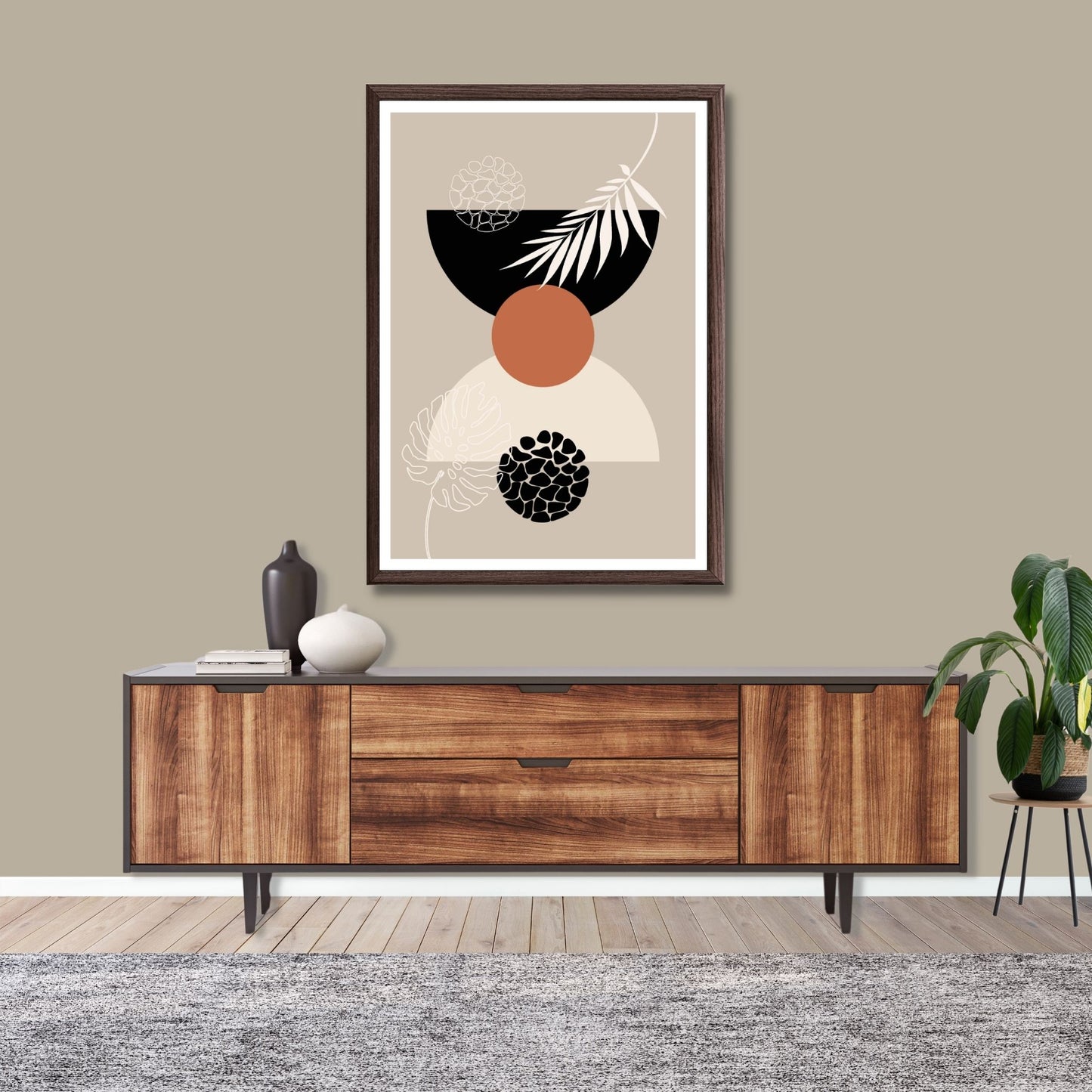 Abstract Shapes No1.3 i sort, beige, rust og hvite fargenyanser. Plakat har en hvit kant om gir dybde og fremhever motivet. Illustrasjon som viser motiv i brun ramme.