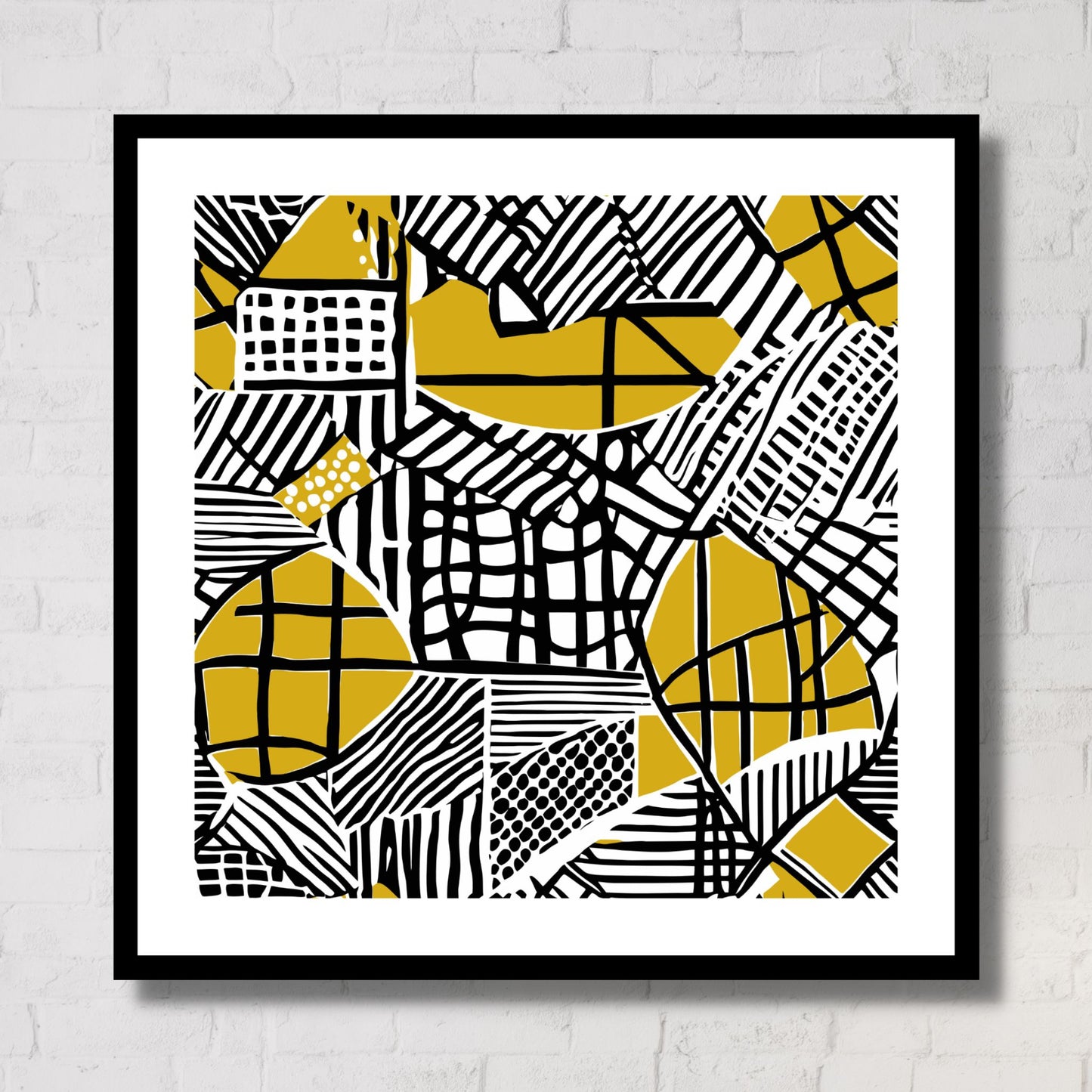 Kvadratisk plakat med abstrakt mønster i fargene oker, sort og hvit. Det er en hvit kant rundt plakaten. Her er den rammet inn i sort ramme, og henger på en hvit murvegg.