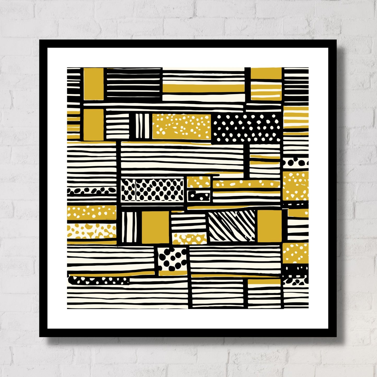 Kvadratisk plakat med abstrakt mønster i fargene oker, sort og hvit. Det er en hvit kant rundt plakaten. Her er den rammet inn i sort ramme, og henger på en hvit murvegg.