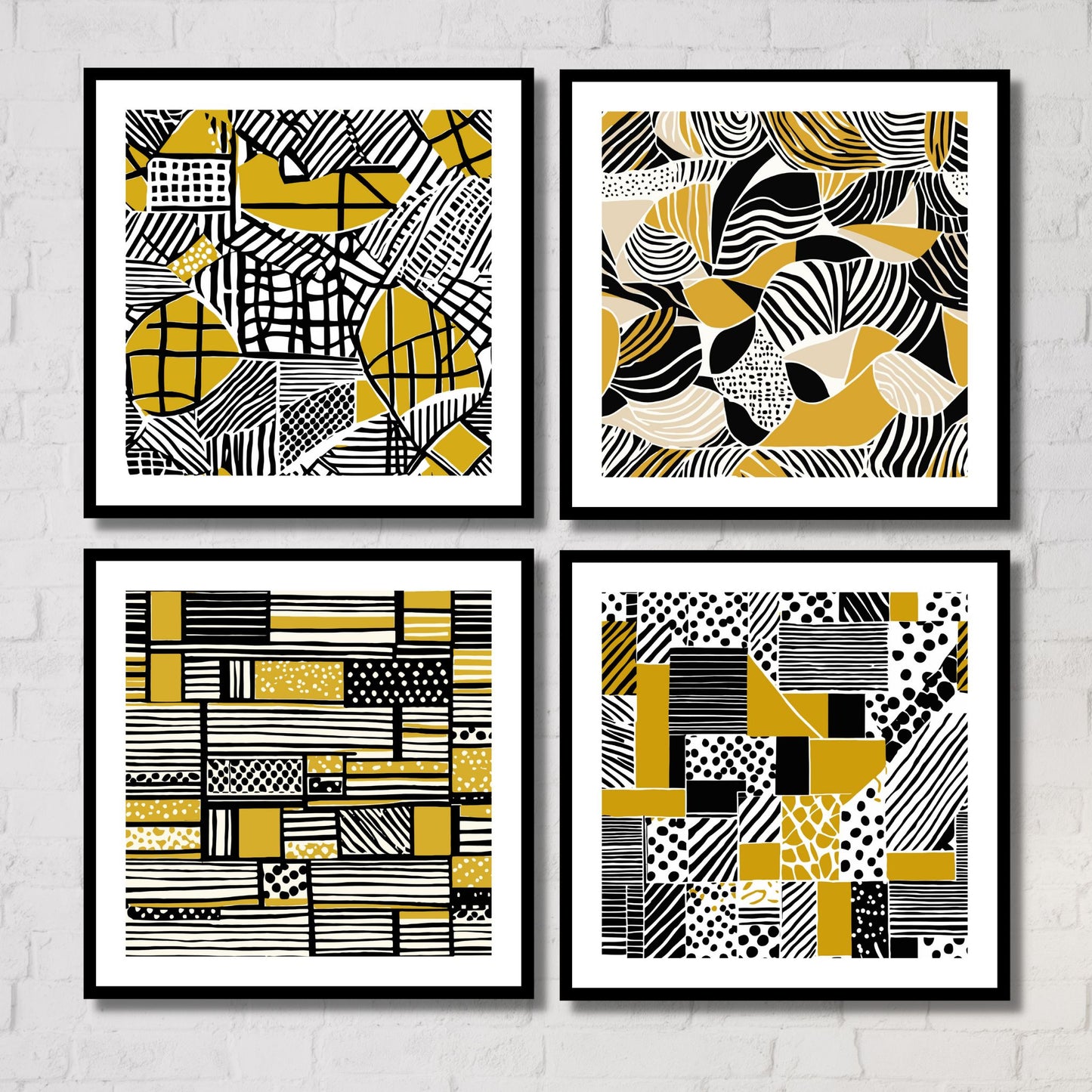 Kvadratiske plakater med abstrakt mønster i fargene oker, sort og hvit. Det er en hvit kant rundt plakaten. Her er de innrammet i sort ramme, og henger på en hvit murvegg.