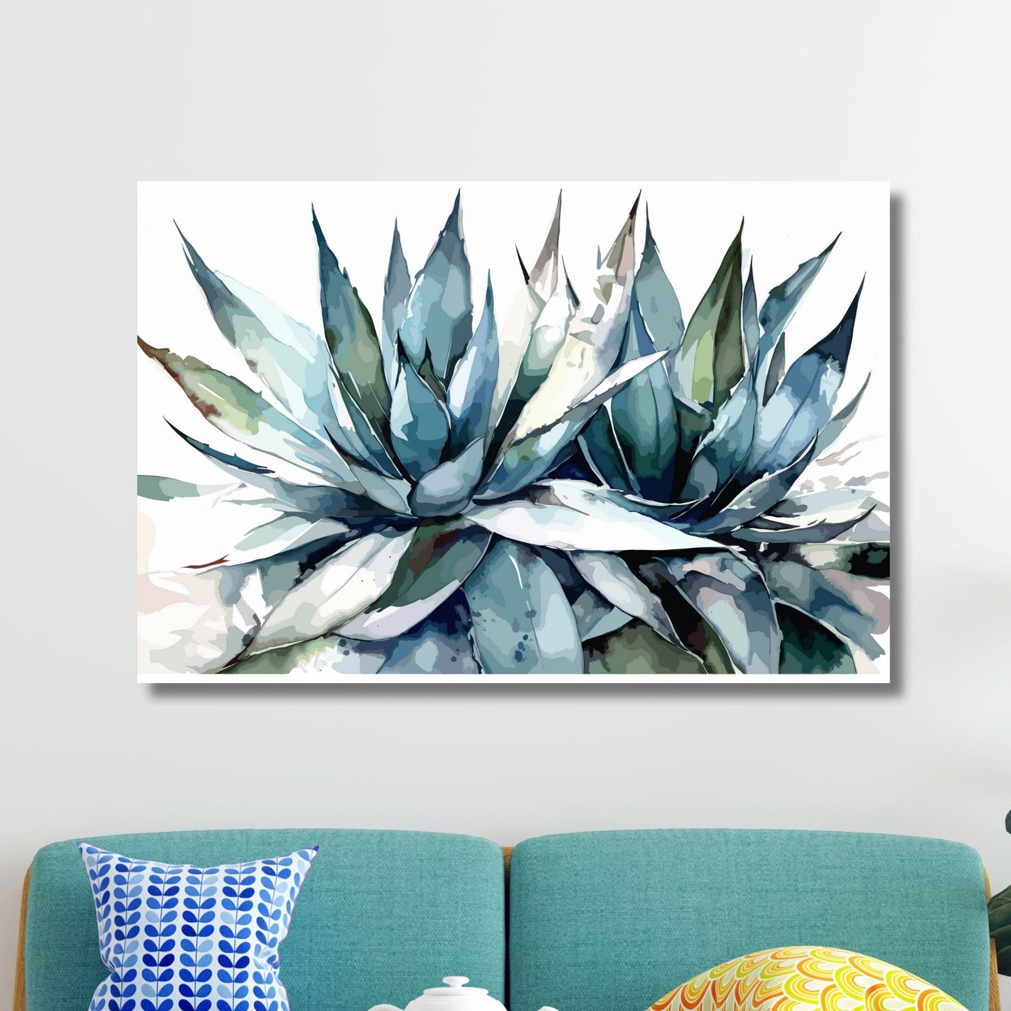 Grafisk akvarell av en praktfull Aloe Vera plante i grågrønne fargenyanser, mot en ren hvit bakgrunn. Illustrasjonsfoto viser motivet på lerret som henger over en sofa.