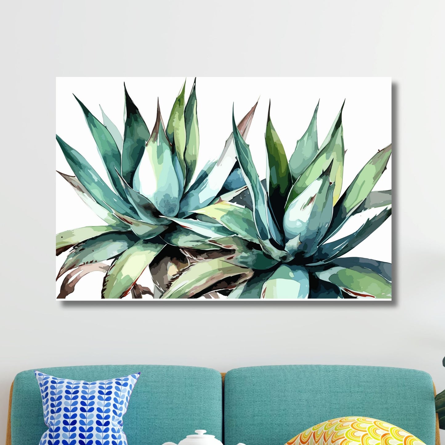 Grafisk akvarell av en praktfull Aloe Vera plante i grønne fargenyanser, mot en ren hvit bakgrunn. Illustrasjonsfoto viser motivet på lerret som henger over en sofa.