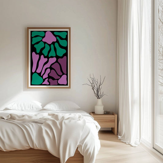 Abstract Bloom – en moderne abstrakt plakat inspirert av naturens organiske mønstre. De flytende, dristige formene i dype lilla- og grønnfarger mot en kontrastfylt sort bakgrunn skaper et levende, men harmonisk uttrykk som tilfører personlighet til ethvert rom. Illustrasjon viser plakat i en ramme over en seng.