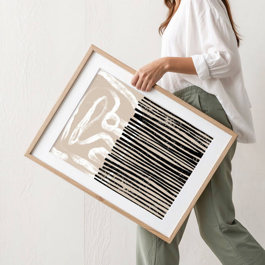 Abstract Lines – moderne kunstplakat har organiske, håndtegnede linjer og grafisk kontrast i sort, hvitt og beige. Illustrasjon viser plakat med passepartout i eik ramme.