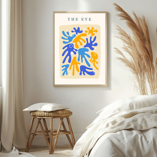 Med lekne former og en harmonisk blanding av blå og oransje nyanser, bringer denne Matisse-inspirerte plakaten et friskt pust av abstrakt kunst inn i hjemmet ditt. Illustrasjonsfoto viser plakat i lys ramme.