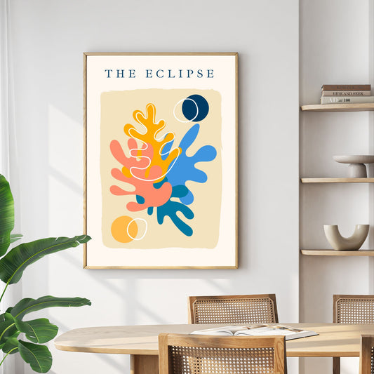 Inspirert av den ikoniske stilen til Henri Matisse, kombinerer denne plakaten abstrakte former og dristige farger for å illustrere det naturlige fenomenet med en minimalistisk, moderne vri. Illustrasjonsfoto viser plakat i lys ramme.