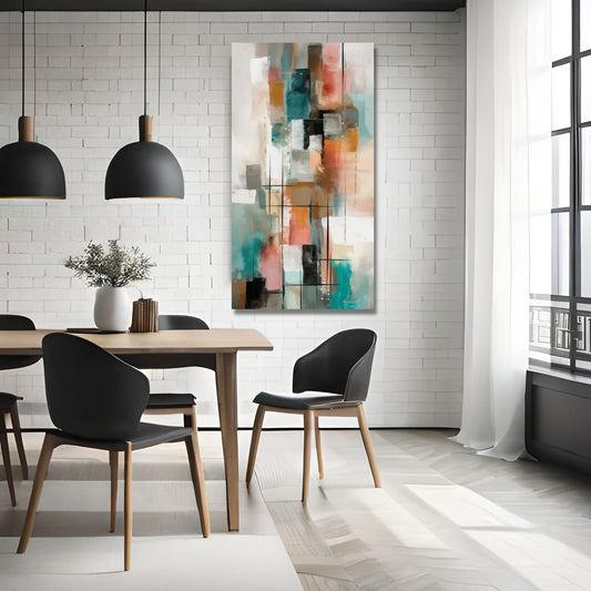 Illustrasjon av grafisk motiv i pastell grønn, beige og oransje fargenyanser på lerret. Henger på en vegg ved siden av en spisegruppe.