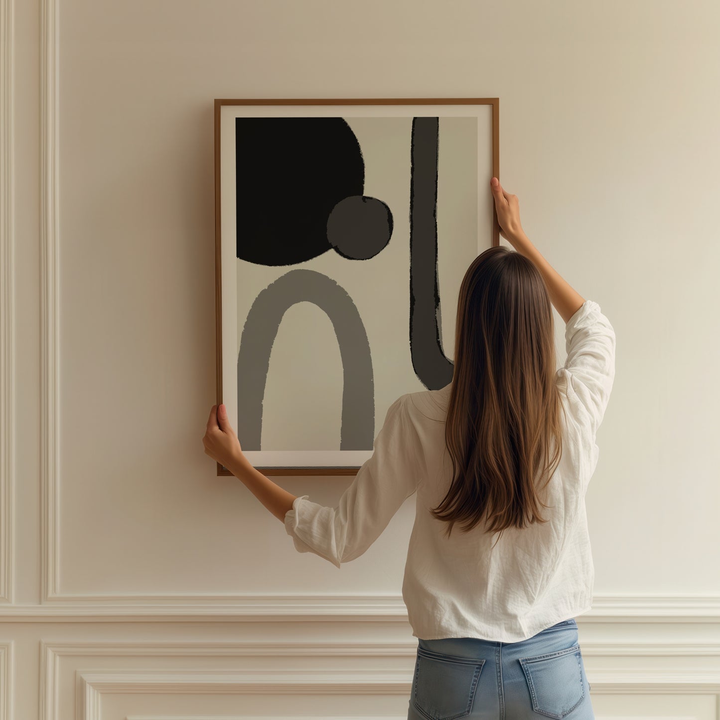 Dette moderne kunstverket fremhever flytende, geometriske former i monokrome gråtoner og svart, og skaper en harmonisk balanse mellom det kunstneriske og det minimalistiske. Illustrasjon viser plakat umed en hvit kant i ramme av eik.