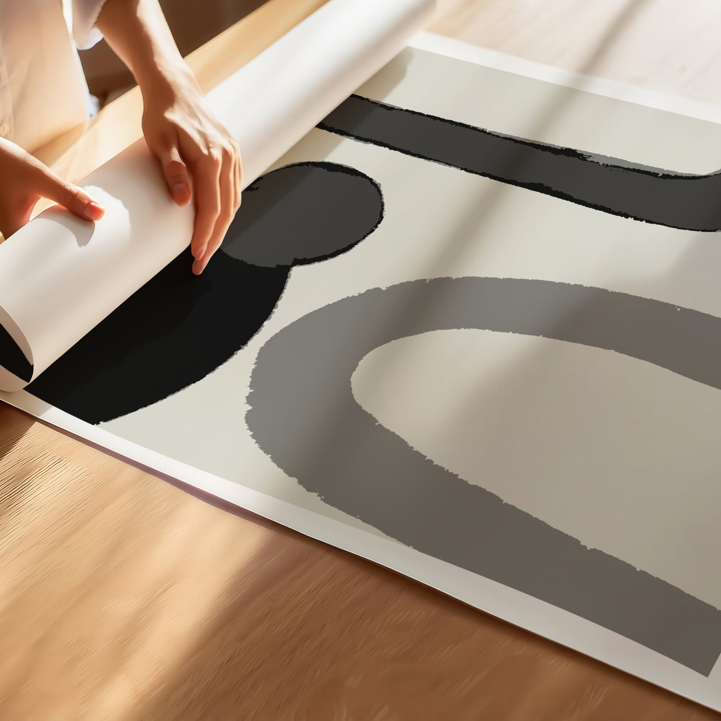 Dette moderne kunstverket fremhever flytende, geometriske former i monokrome gråtoner og svart, og skaper en harmonisk balanse mellom det kunstneriske og det minimalistiske. Illustrasjon av plakat med hvit kant.