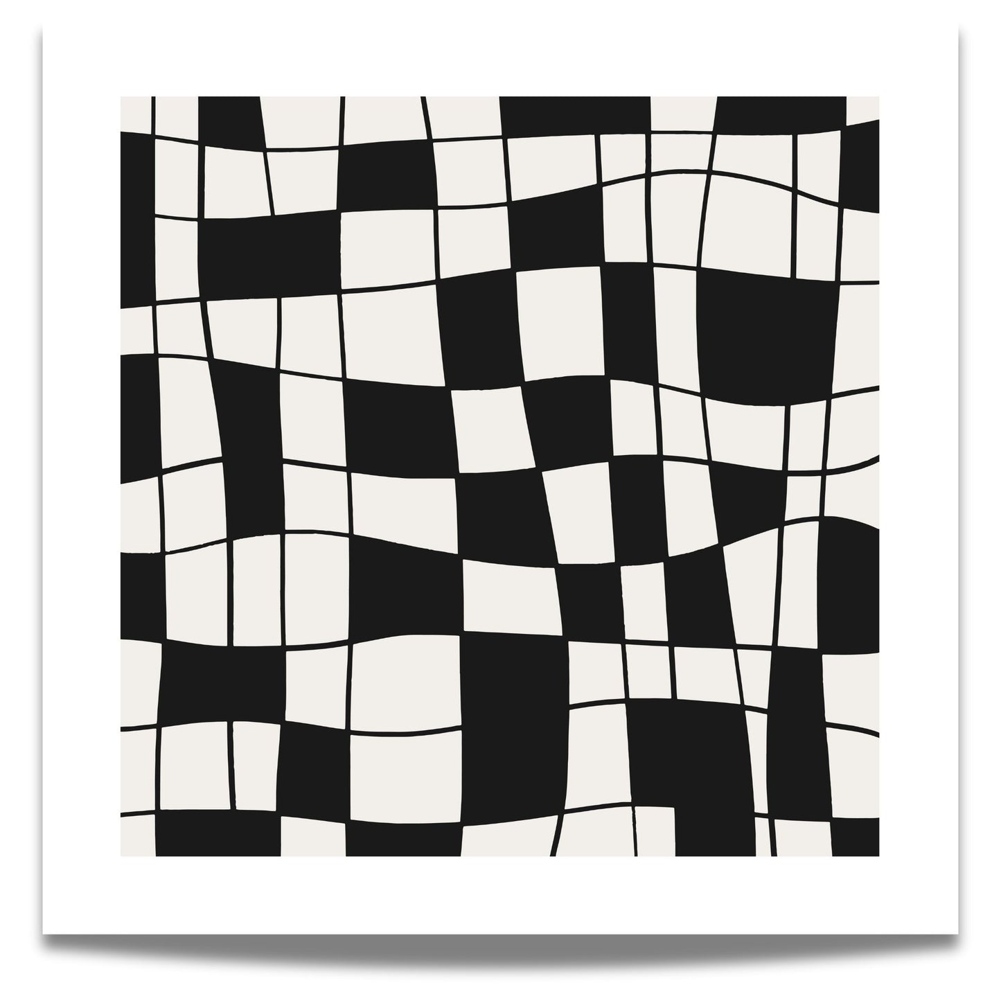 Med sitt dynamiske, bølgende rutemønster skaper denne sorthvitbeige plakaten en optisk illusjon som gir dybde og bevegelse til ethvert rom. Kvadratisk format.
