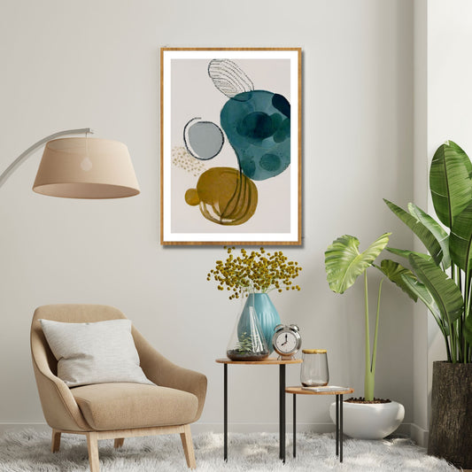 Grafisk kunst med abstrakt mønster. Fargenyanser i svart, blå, grønn, brun og grå. Bildet henger på en vegg i eik ramme.