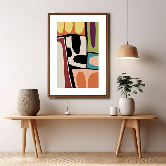 Plakat med et dekorativt, grafisk motiv med harmoniske farger i gult, oransje, dempet grønn, petrol, rosa, burgunder, beige og sort. Plakaten har en hvit kant som gir mer dybde og fremhever motivet. Illustrasjonen viser plakaten henge i en eike ramme.