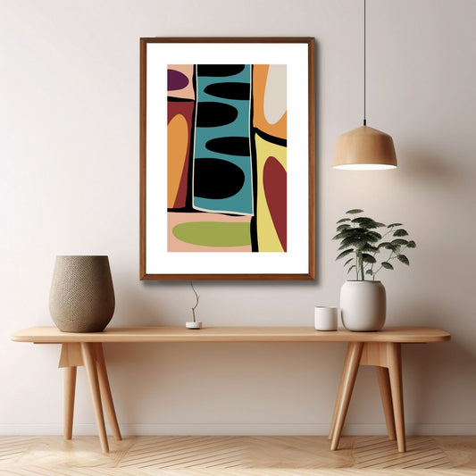 Plakat med et dekorativt, grafisk motiv med harmoniske farger i gult, oransje, dempet grønn, petrol, rosa, burgunder, beige og sort. Plakaten har en hvit kant som gir mer dybde og fremhever motivet. Illustrasjonen viser plakaten henge i en eike ramme.